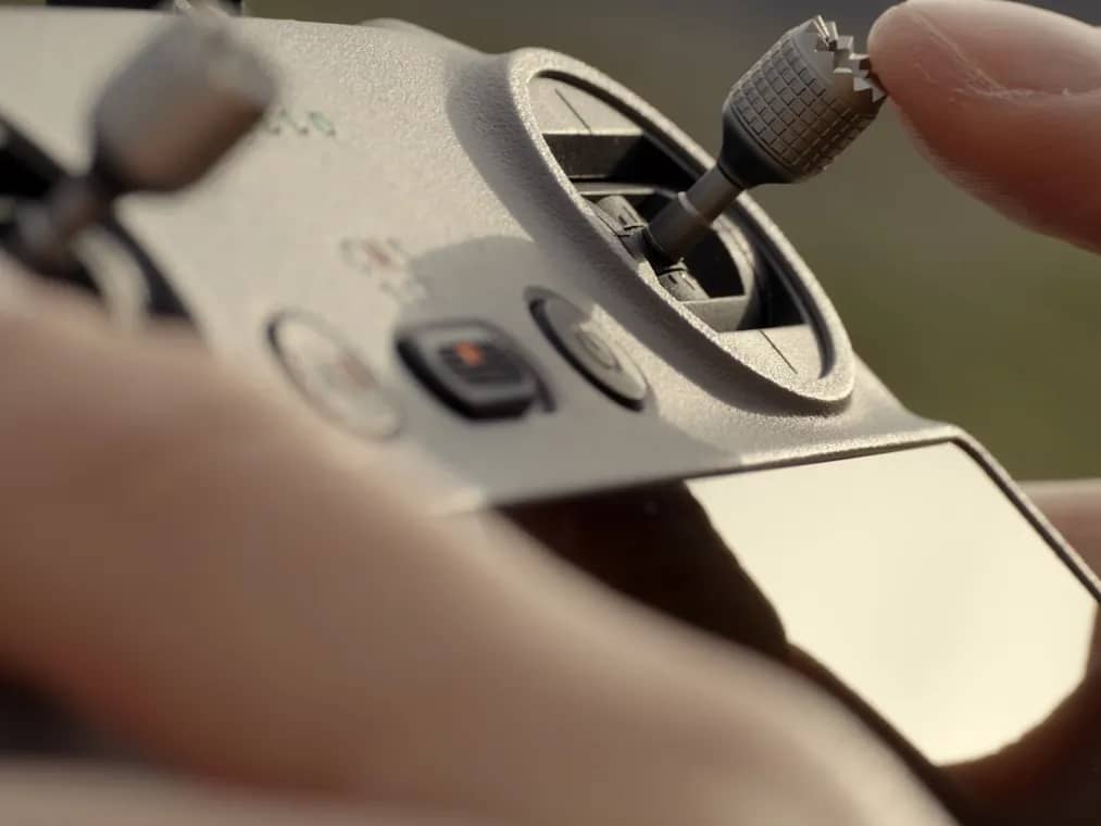 Nahaufnahme der Steuerknüppel der Fernsteuerung DJI RC 2, ein Finger auf dem rechten Stick