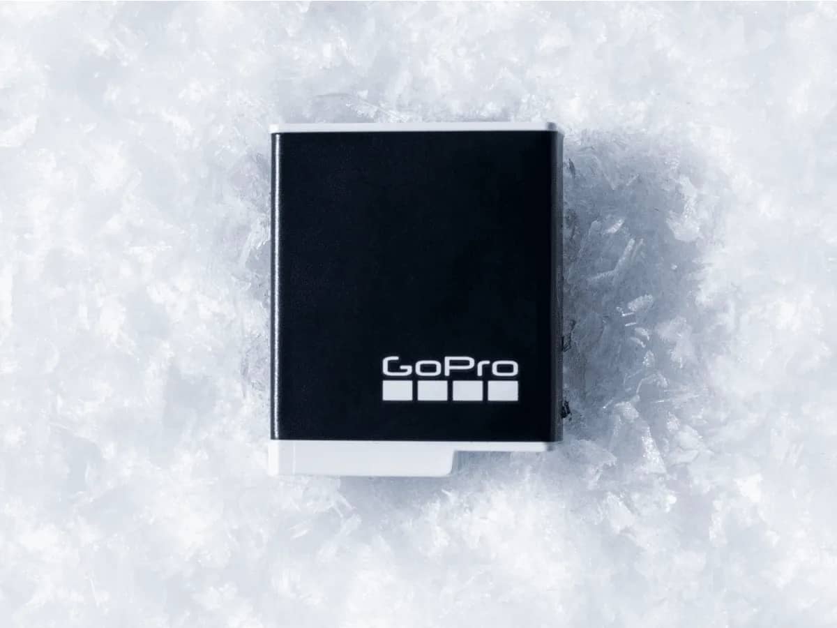 Batterie GoPro Enduro, comprise dans le pack, posée sur de la neige fraîche
