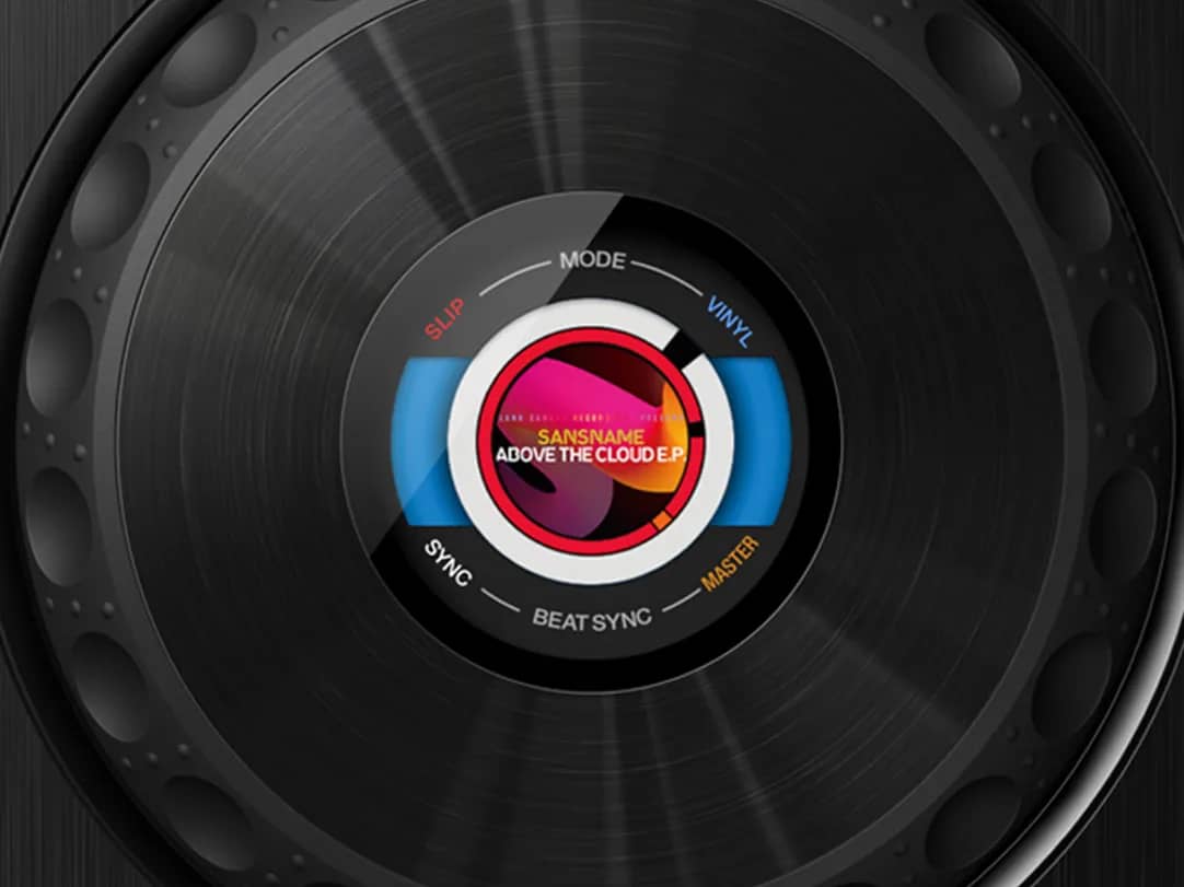 Gros plan d’une jog wheel du Pioneer XDJ-RX3 et de son écran central