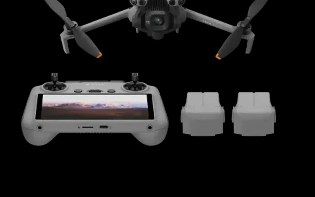 Il drone DJI Mini 5 Pro, con le eliche aperte, pronto per il decollo