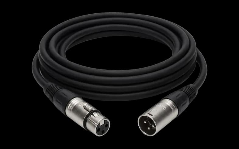 Câble audio XLR noir enroulé, avec une fiche femelle et une fiche mâle en métal à chaque extrémité