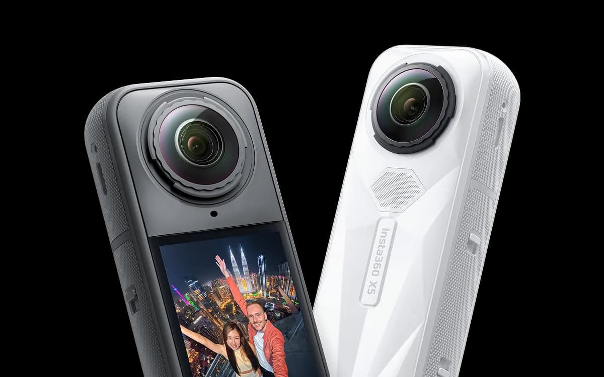 Caméra 360 Insta360 X5 en noir et en blanc, montrant ses deux objectifs et son écran tactile