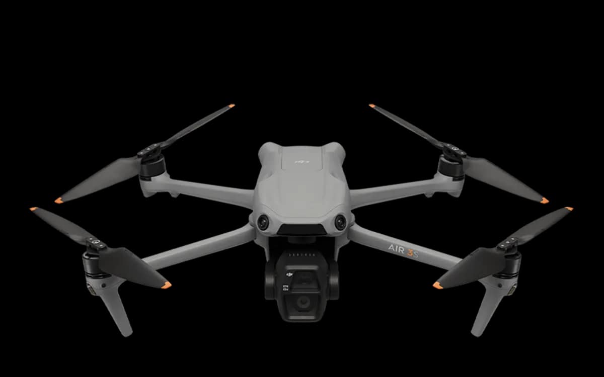 Il drone DJI Air 3S si è aperto, visto frontalmente, con la sua doppia fotocamera