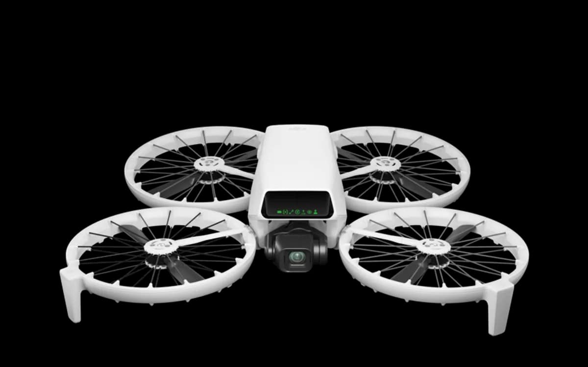 Il drone DJI Flip bianco con le sue protezioni integrali dell'elica