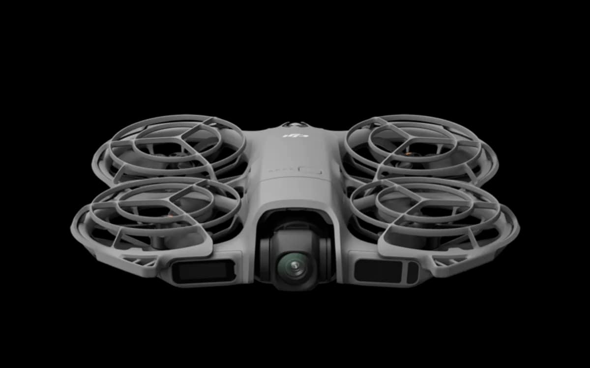 Il drone DJI Neo 2 con le protezioni dell'elica, visto frontalmente