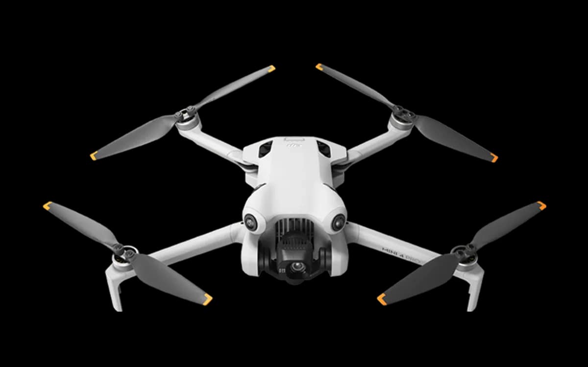 Il drone DJI Mini 4 Pro è aperto, visto frontalmente, eliche aperte