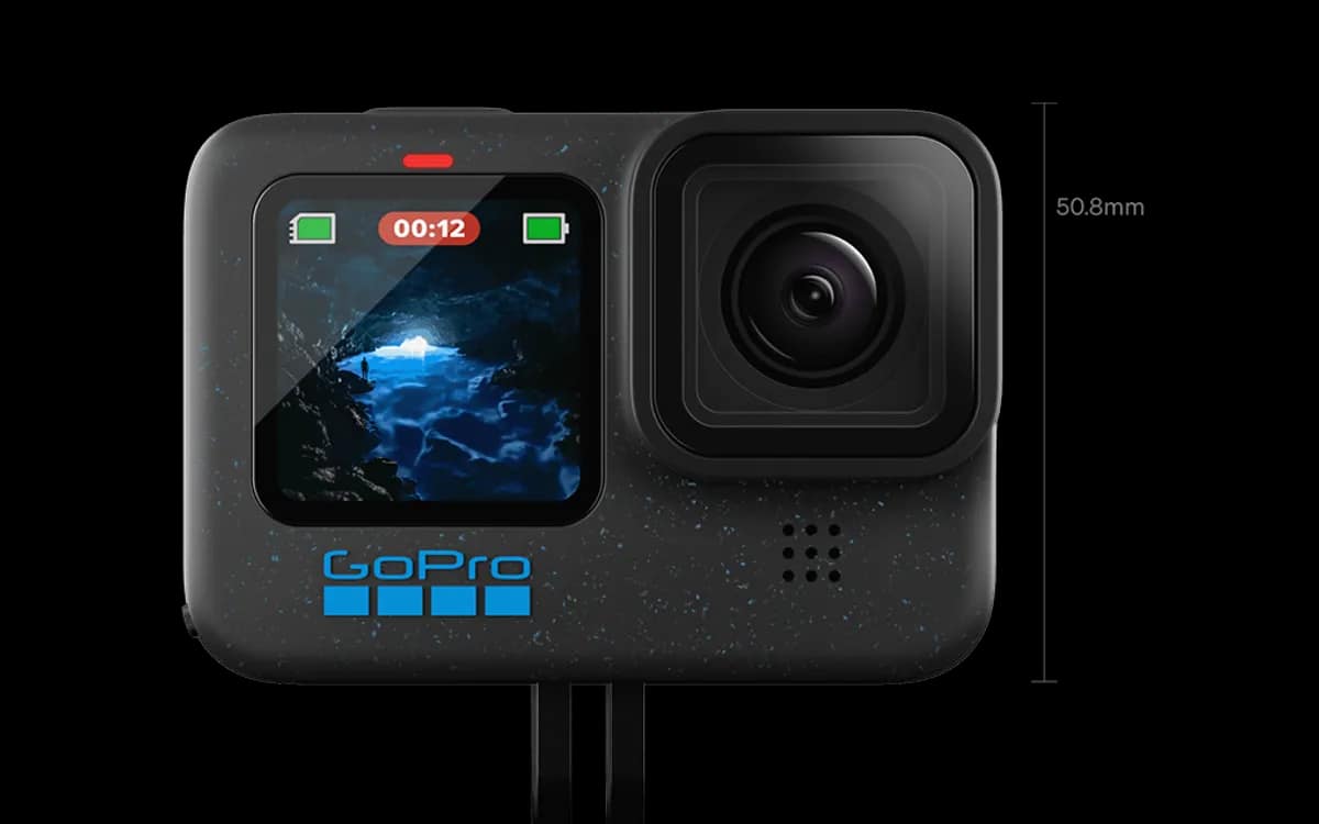 Une GoPro HERO 12 Black posée de trois quarts