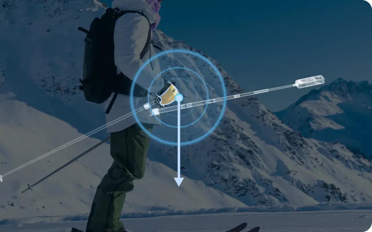 Skieur en montagne filmé par une caméra 360 au bout d’une perche, le tracé de la perche matérialisé à l’écran