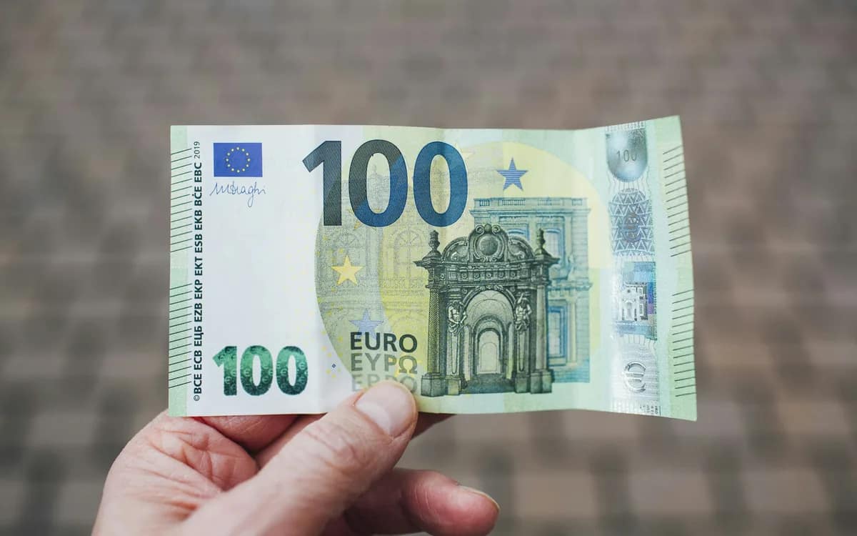 Un contratto e una penna sulle condizioni generali, che illustrano la cauzione e l'assicurazione di un noleggio