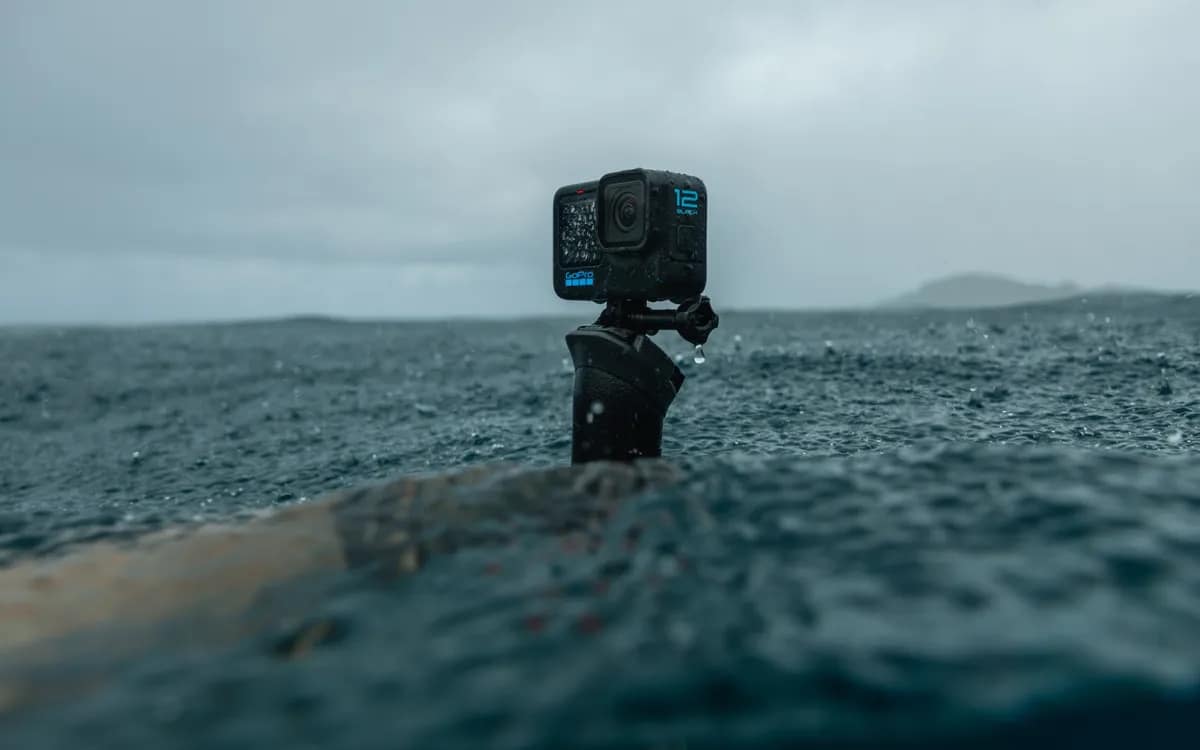 GoPro HERO12 Black montato su un supporto, sulla superficie dell'acqua sotto la pioggia