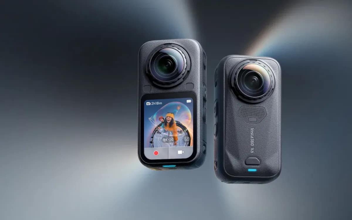 Insta360 X6 de face et de dos, l’écran affichant le mode 8K à 50 images par seconde
