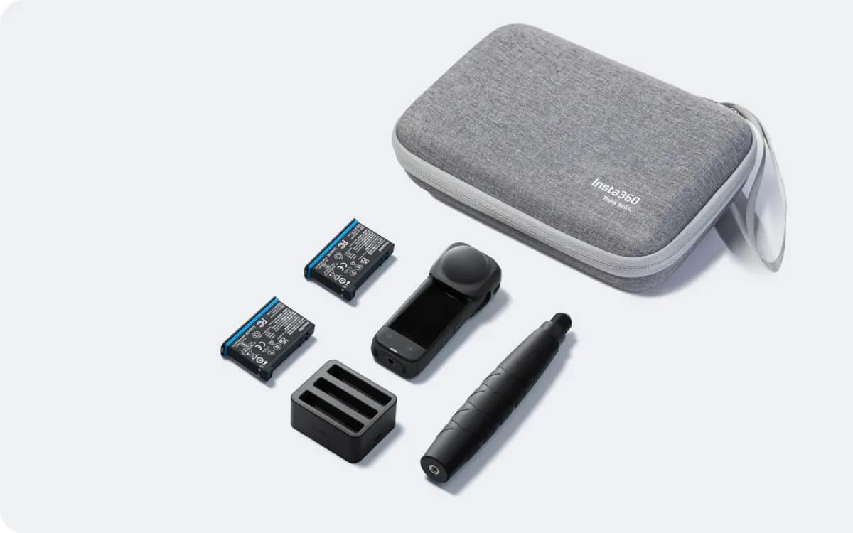 Le kit minimum d’une caméra 360 en voyage : boîtier rigide, caméra, deux batteries, chargeur et perche