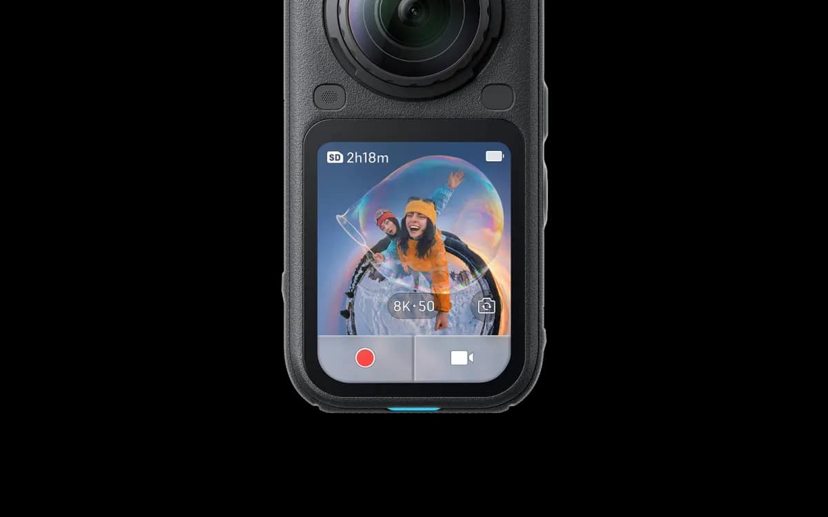 Caméra 360 noire de face, écran allumé affichant le temps d’enregistrement restant et le mode 8K à 50 images par seconde