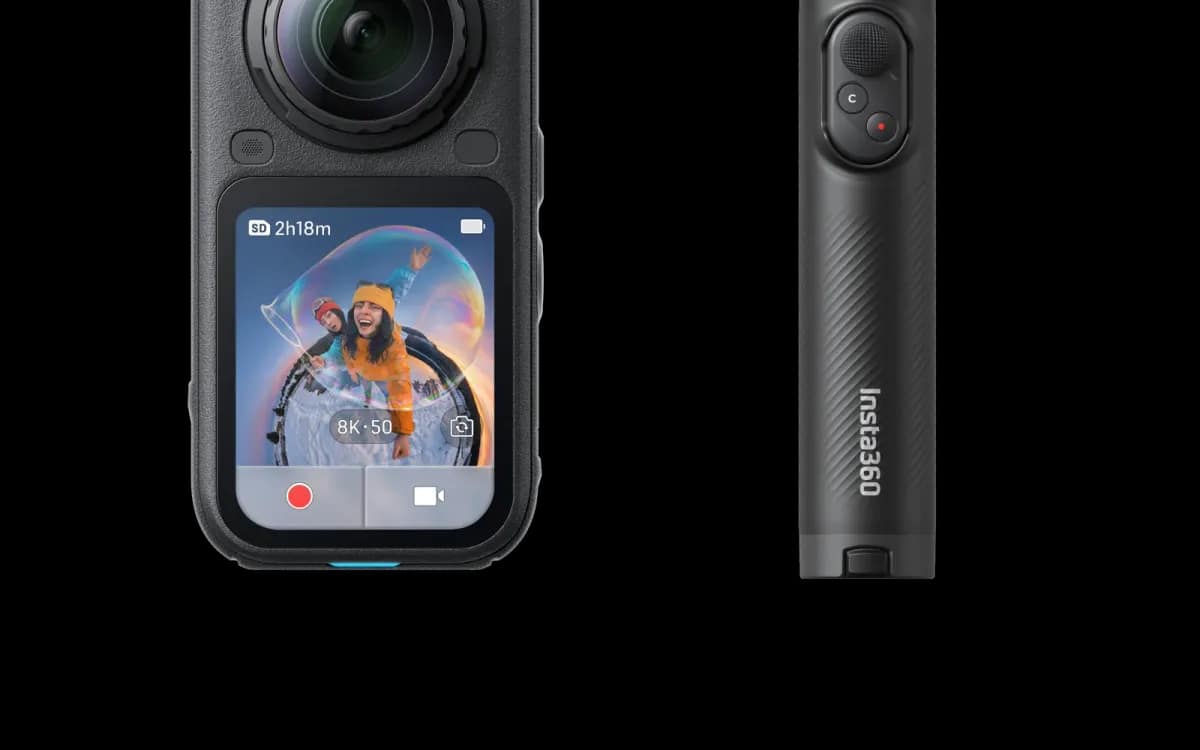 Insta360 X6 de face avec sa perche-poignée, telle qu’elle arrive dans le colis de location