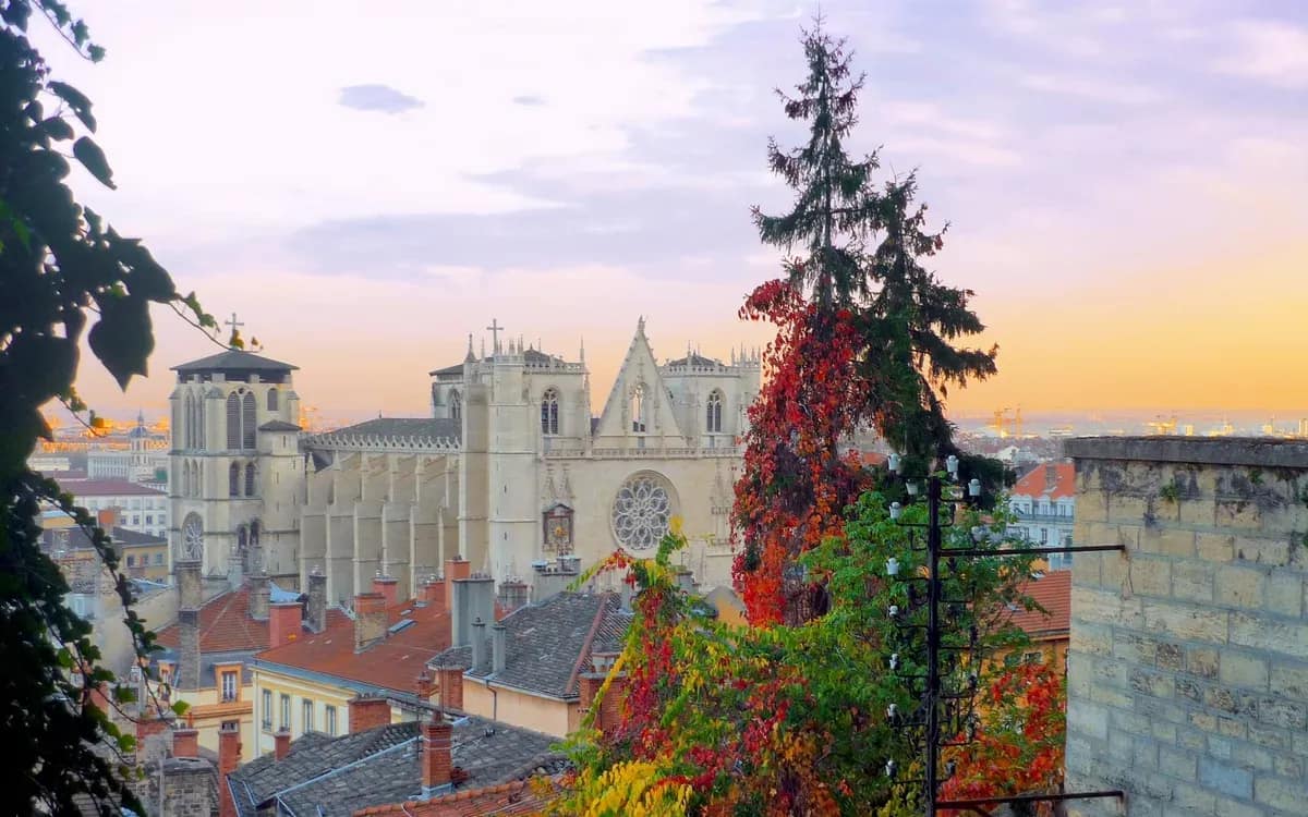 I tetti della Vecchia Lione e della Cattedrale di Saint-Jean al tramonto