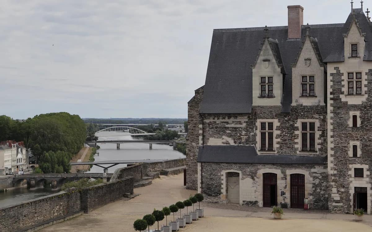 Le logis royal du château d’Angers au-dessus de la Maine