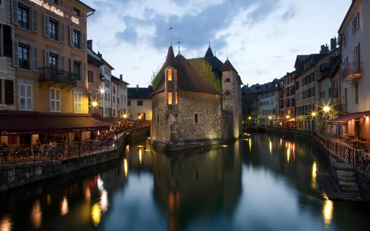 Le Palais de l’Isle sur le canal du Thiou à Annecy au crépuscule