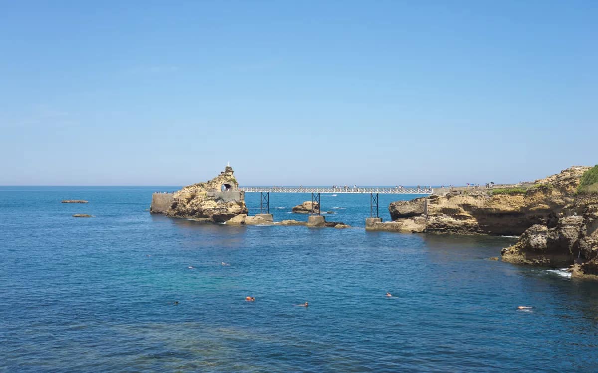 Le rocher de la Vierge à Biarritz et sa passerelle au-dessus de l’océan