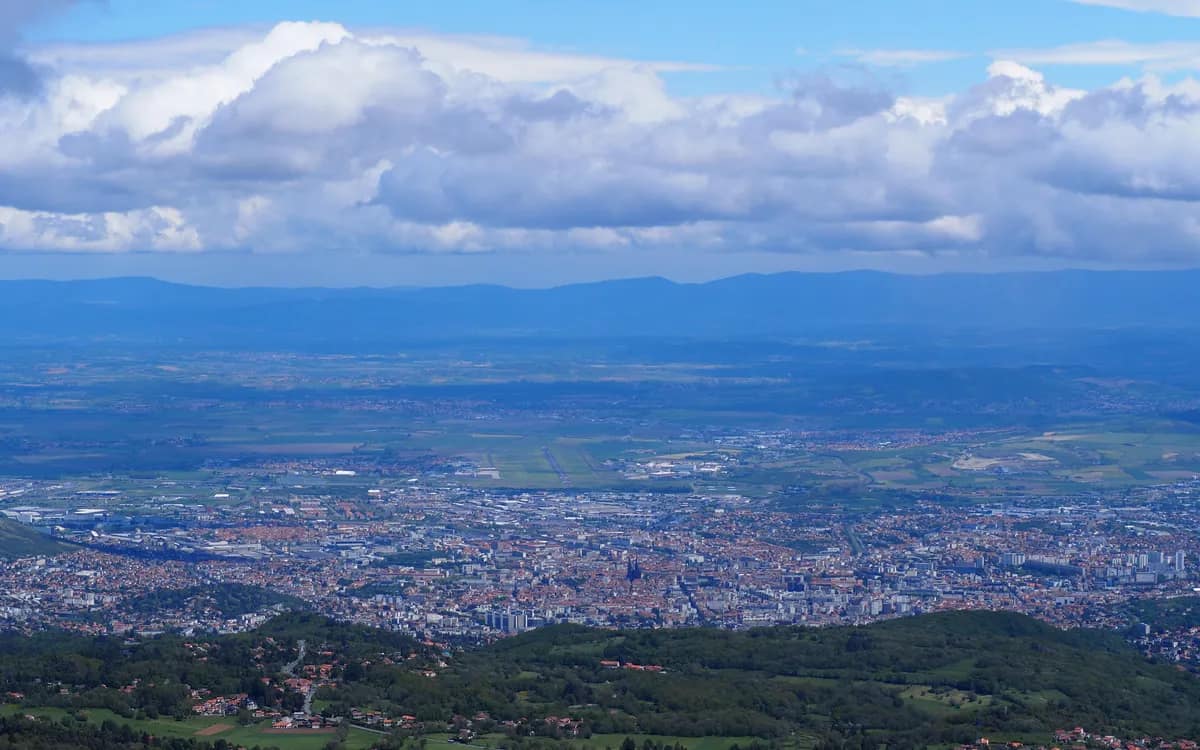 Clermont-Ferrand vue depuis les hauteurs du puy de Dôme, cathédrale au centre