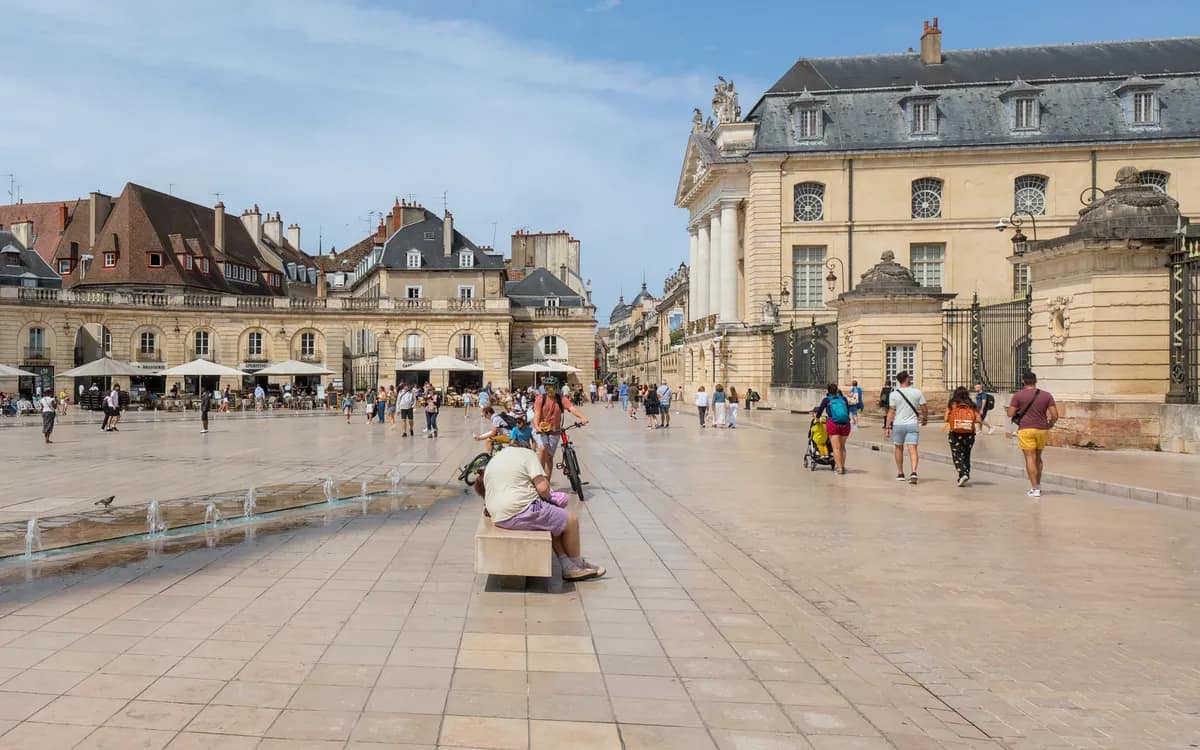 La place de la Libération et le palais des ducs de Bourgogne à Dijon