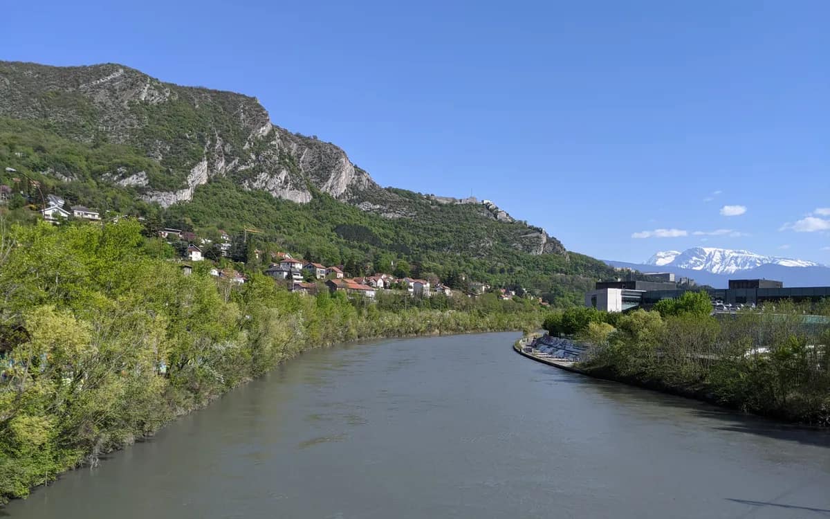 L’Isère à Grenoble, avec les montagnes enneigées au loin