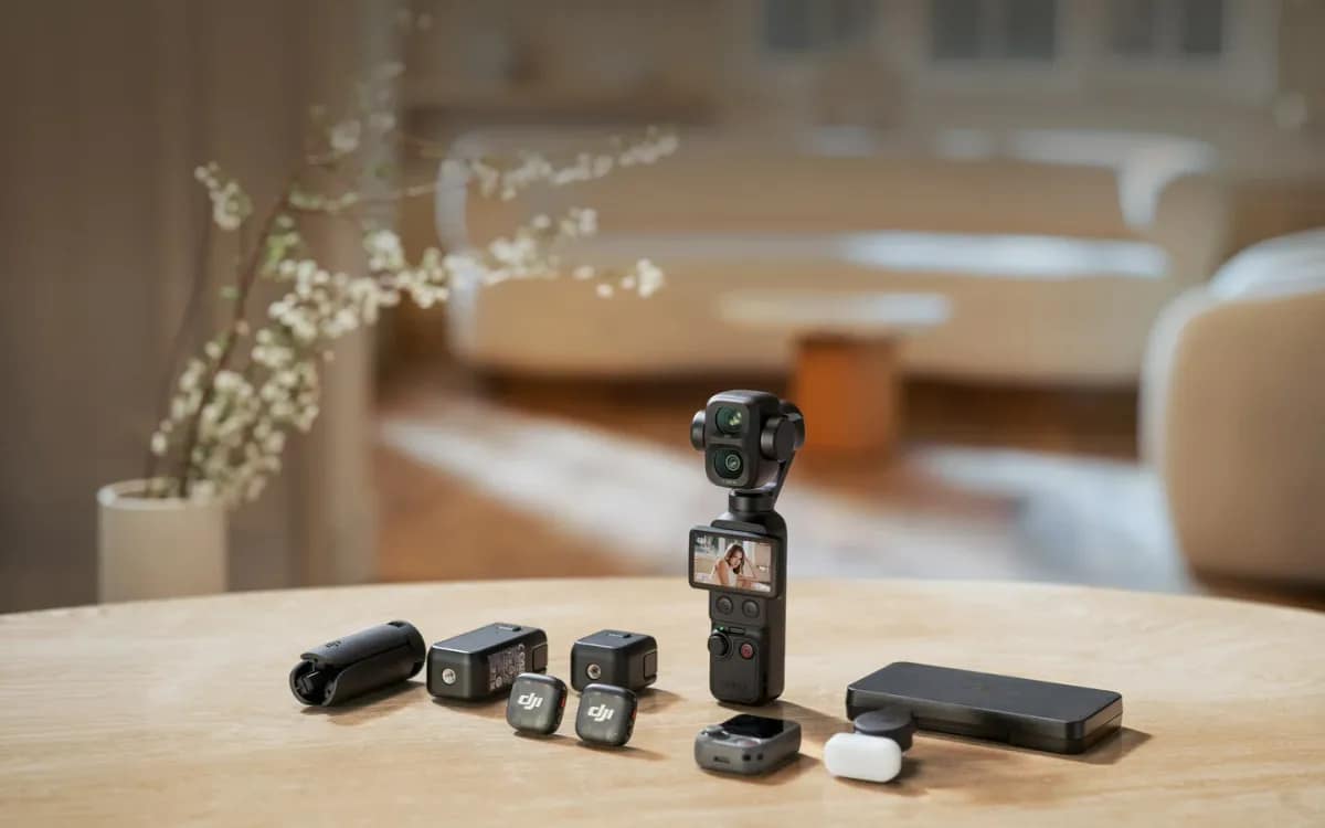 Caméra de poche à nacelle et tous ses accessoires de combo vlog étalés sur une table