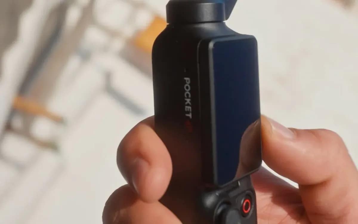 Caméra de poche tenue à la main, le marquage POCKET 4P lisible sur le corps de l’appareil