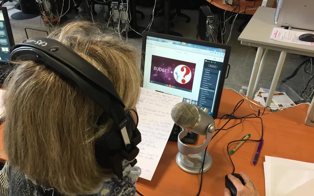 Enregistrement d’un podcast : micro sur pied, casque et notes manuscrites sur un bureau