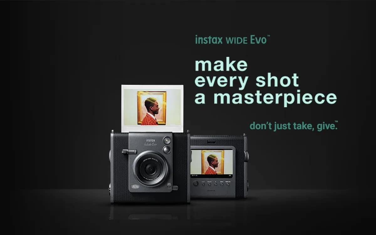 Fotocamera istantanea Fujifilm instax WIDE Evo e la sua stampa di grande formato, vista davanti e dietro