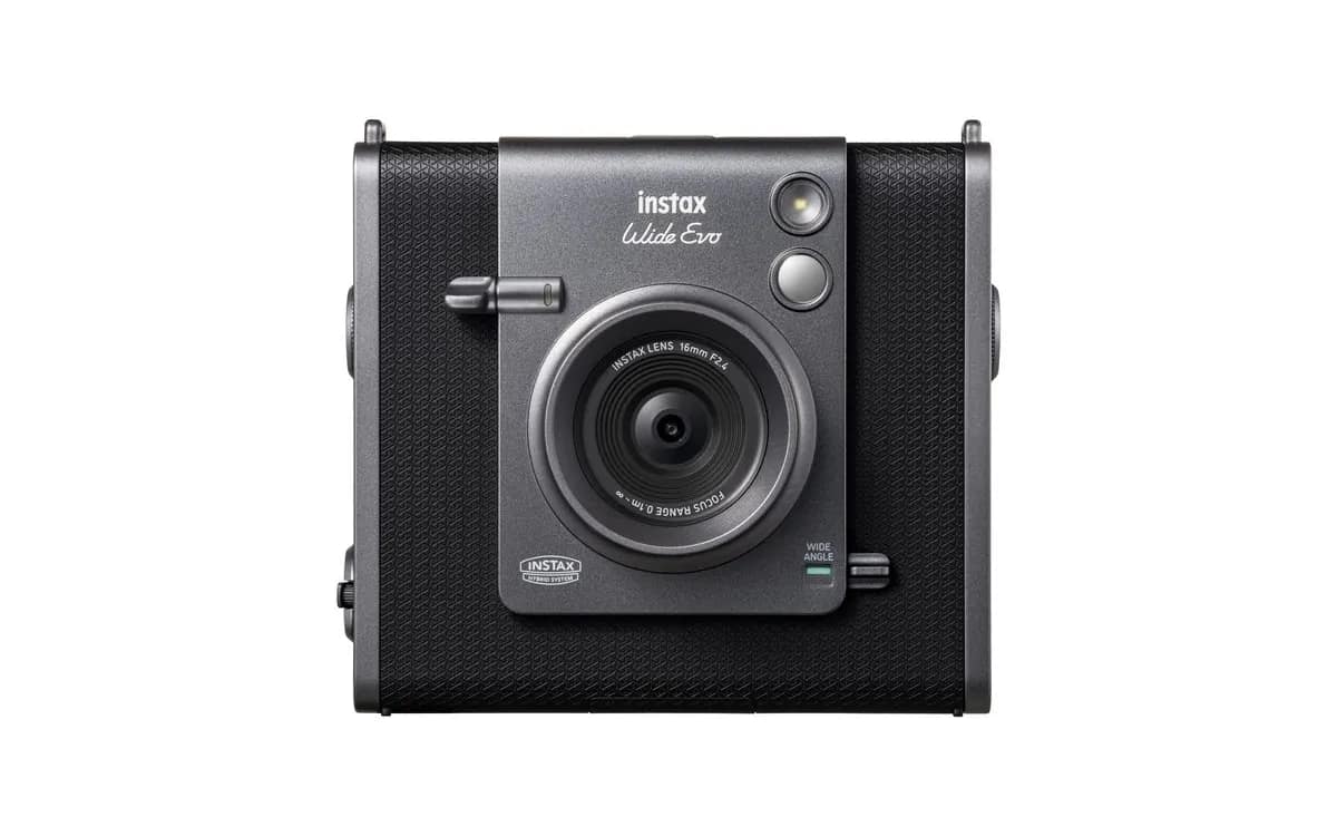 Appareil photo instantané Fujifilm instax WIDE Evo vu de face sur fond blanc