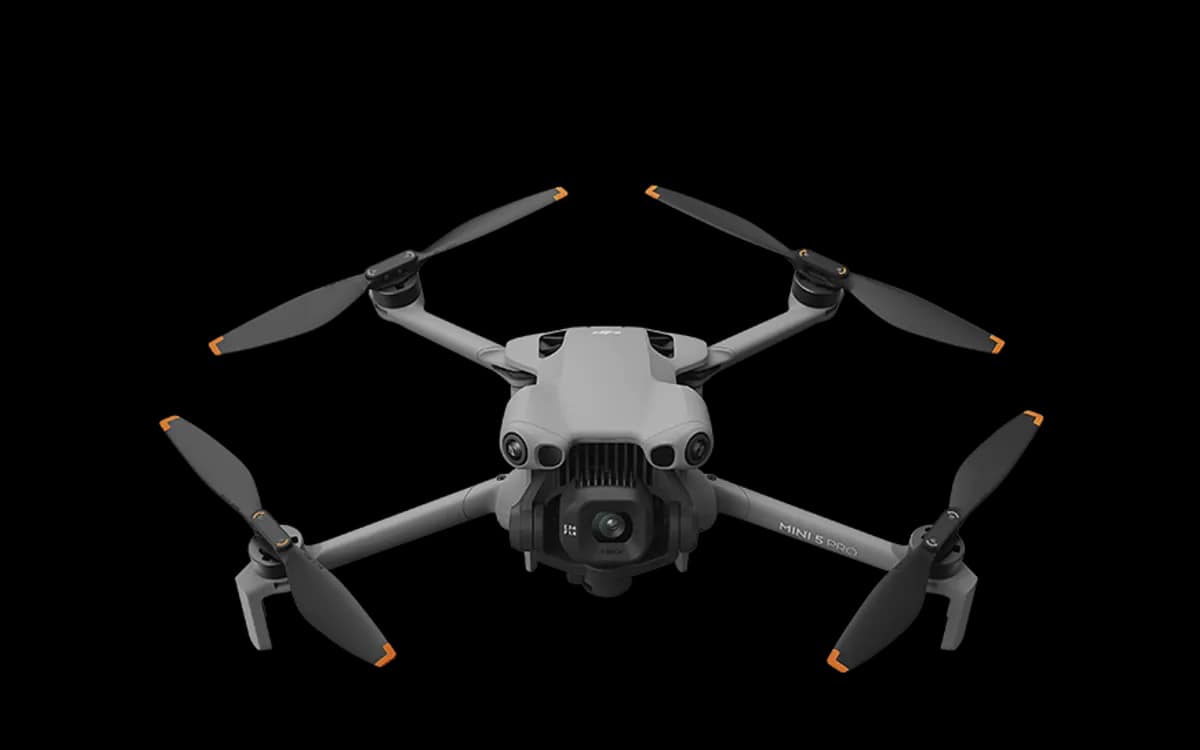 Il drone DJI Mini 5 Pro è aperto, visto frontalmente, eliche aperte