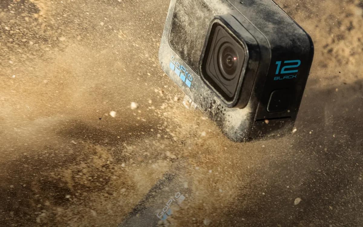 GoPro HERO 12 Black gettato in una nuvola di terra e sabbia durante una sessione