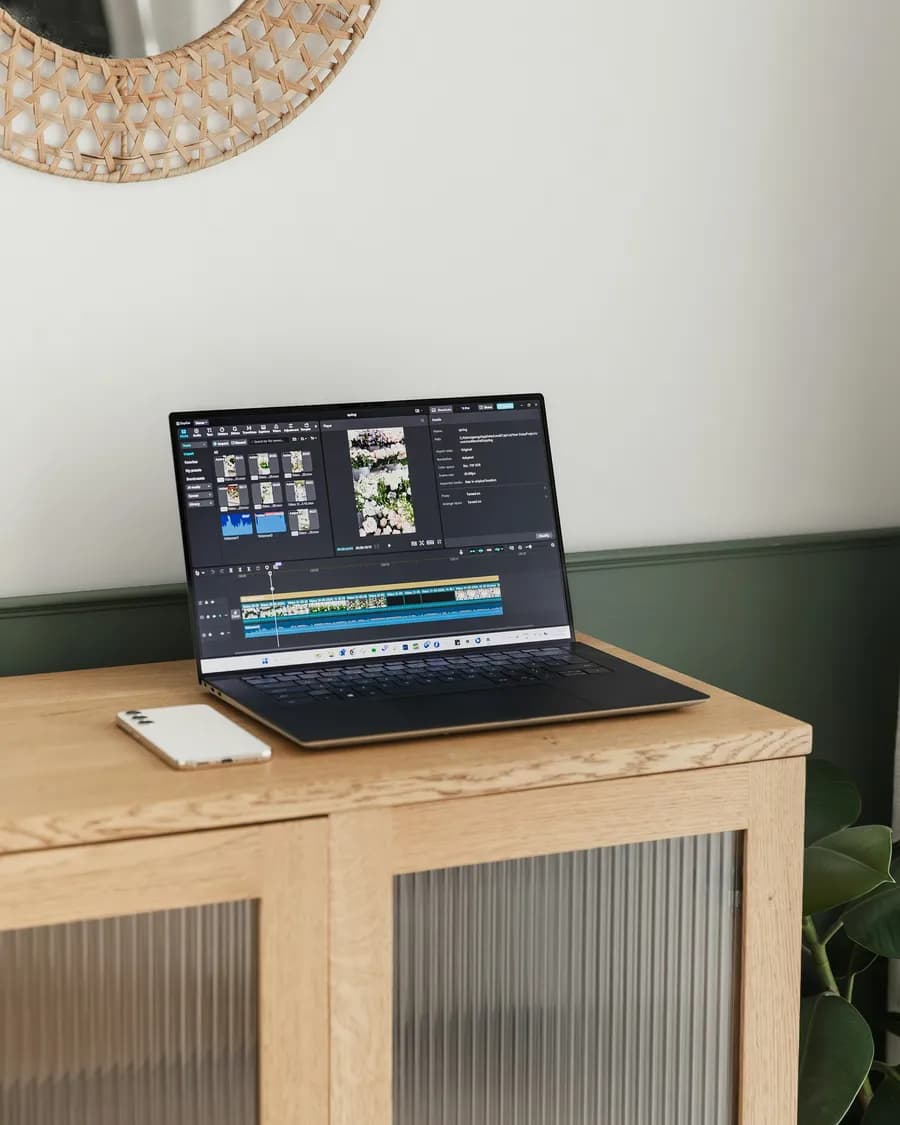 Ordinateur portable ouvert sur un logiciel de montage, avec une vidéo verticale