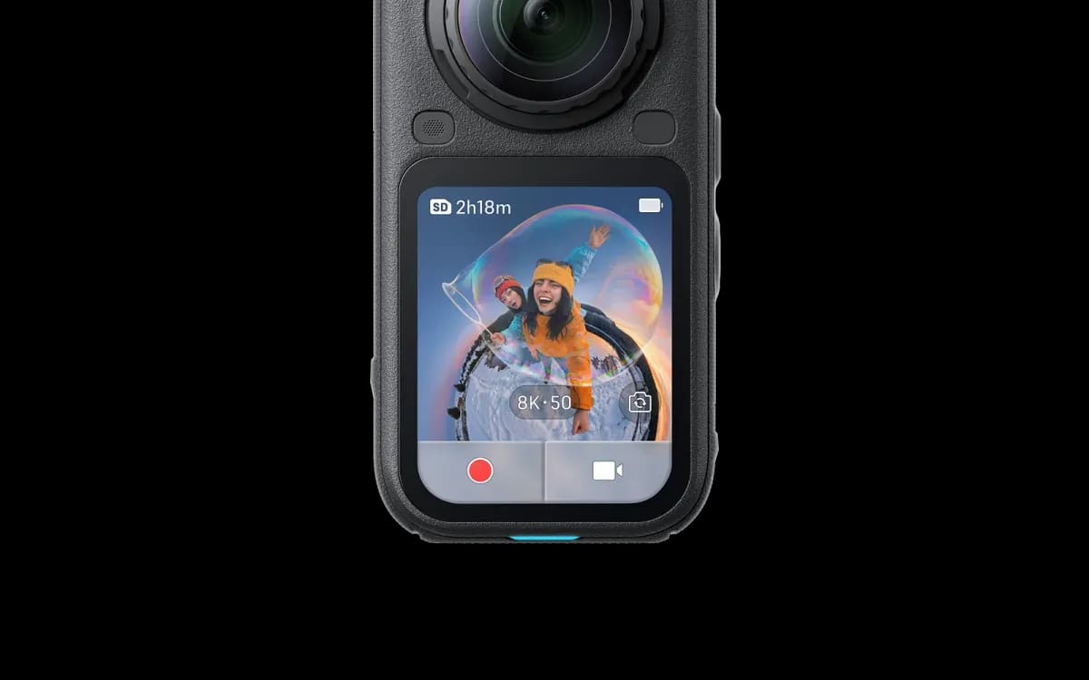Caméra 360 noire de face, écran allumé affichant le temps d’enregistrement restant et le mode 8K à 50 images par seconde