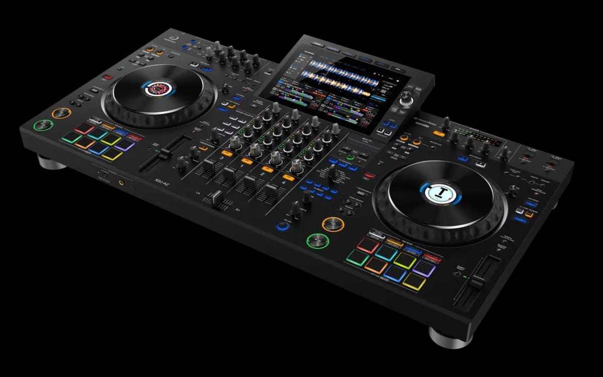 Console DJ AlphaTheta XDJ-AZ quatre voies vue de trois quarts, écran tactile et jogs pleine taille