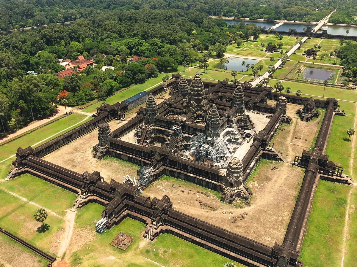 Vue aérienne d’un vaste temple ancien entouré de douves et de forêt tropicale