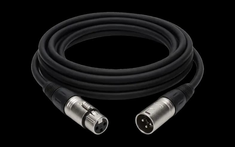 Câble audio XLR noir enroulé, avec une fiche femelle et une fiche mâle en métal à chaque extrémité