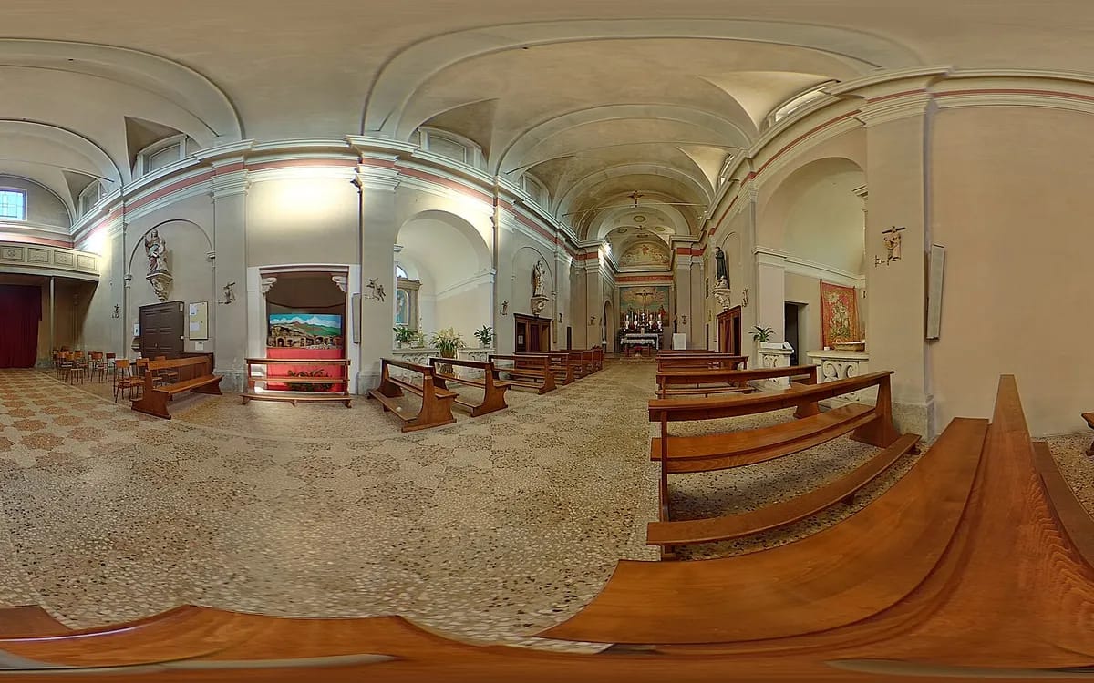 Panorama sphérique d’un intérieur voûté, le sol incurvé par la projection à 360 degrés