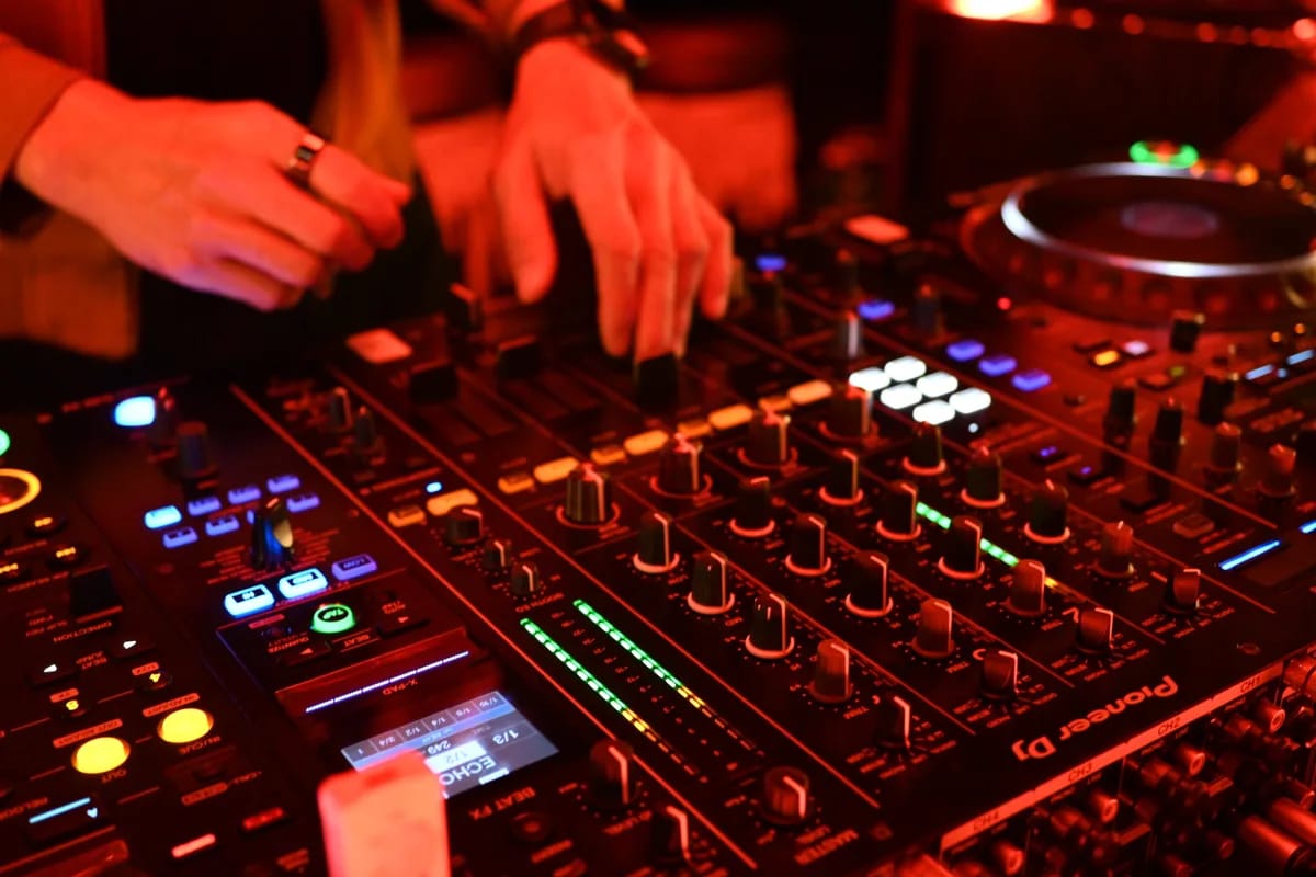 DJ set d'été : playlist et techniques pour ambiance festival – Fox Rider
