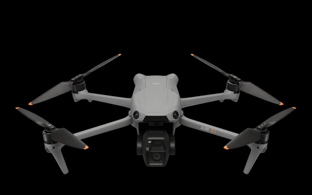 Le drone DJI Air 3S déplié, vu de face, avec sa double caméra