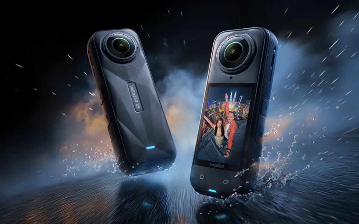 Deux Insta360 X5 photographiées de nuit sous des projections d’eau, l’écran affichant une scène urbaine nocturne