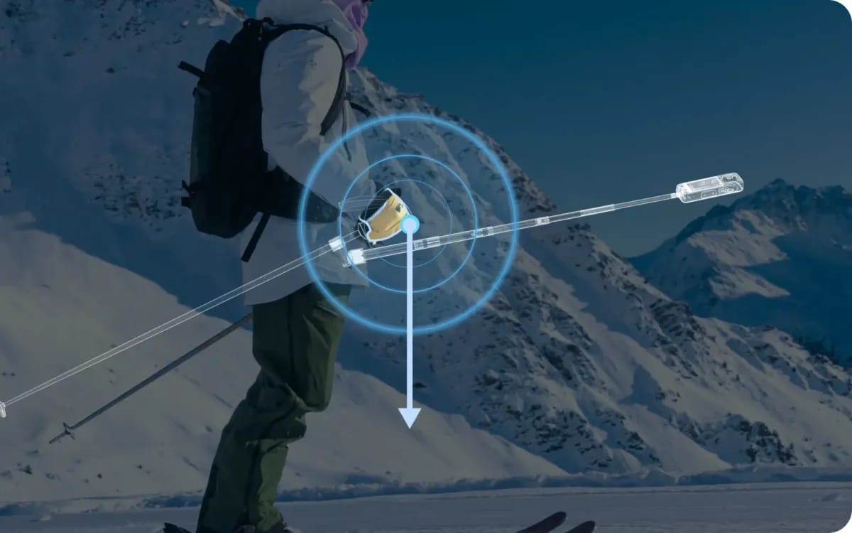 Skieur en montagne filmé par une caméra 360 au bout d’une perche, le tracé de la perche matérialisé à l’écran