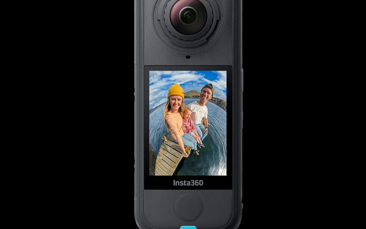 Caméra 360 Insta360 X5 vue de face, écran allumé sur un plan à la troisième personne