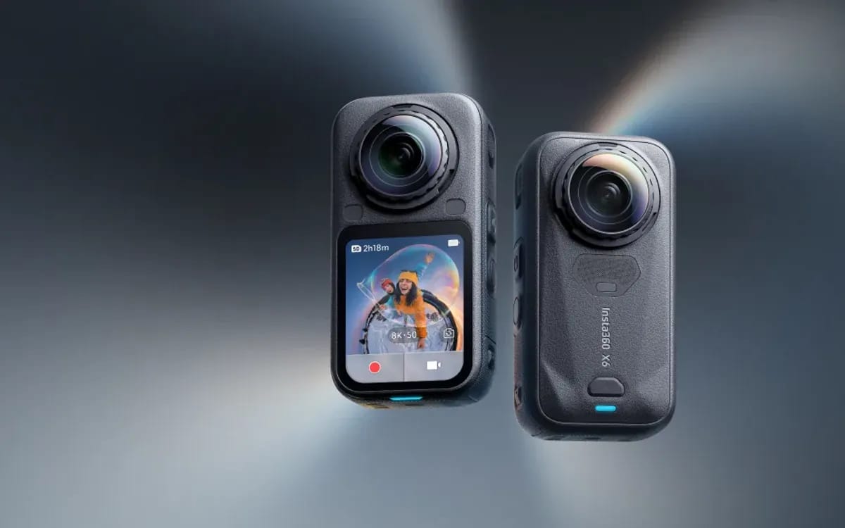 Insta360 X6 de face et de dos, l’écran affichant le mode 8K à 50 images par seconde