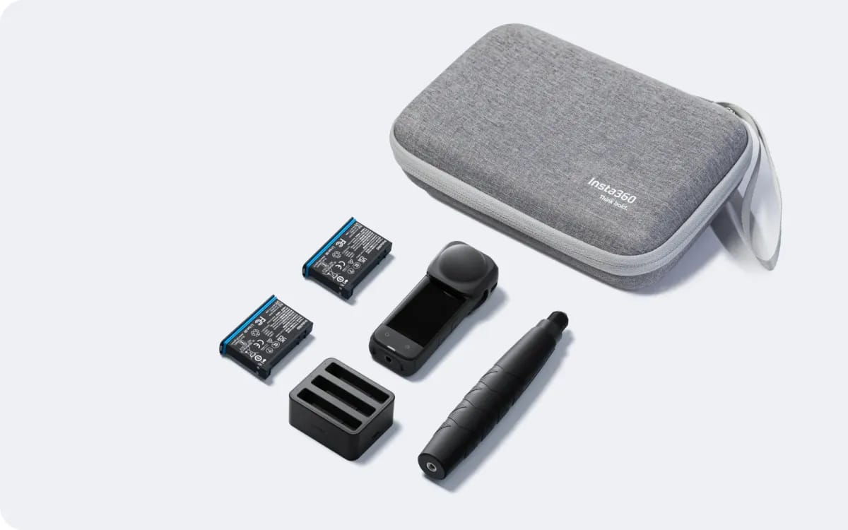 Le kit minimum d’une caméra 360 en voyage : boîtier rigide, caméra, deux batteries, chargeur et perche