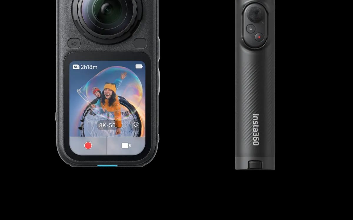 Insta360 X6 de face avec sa perche-poignée, telle qu’elle arrive dans le colis de location
