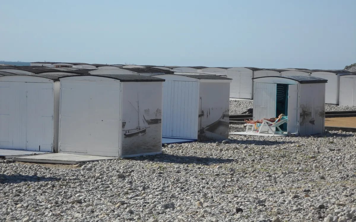 Les cabanes blanches de la plage du Havre sur les galets