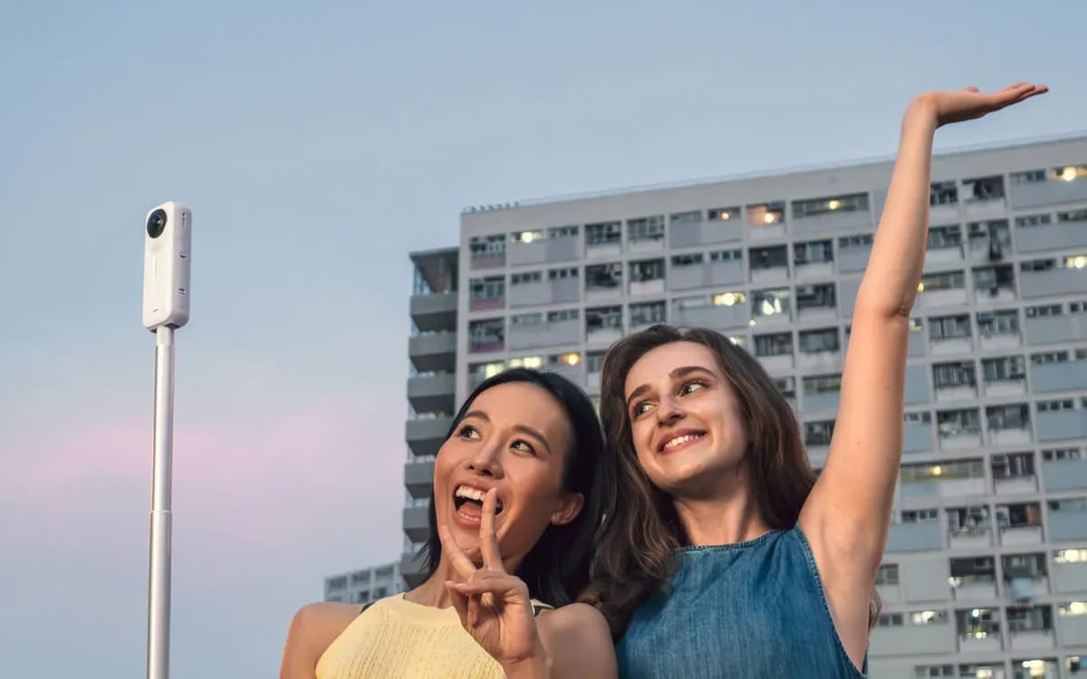 Deux personnes filmées à la troisième personne par une caméra 360 Insta360 montée sur une perche à selfie invisible
