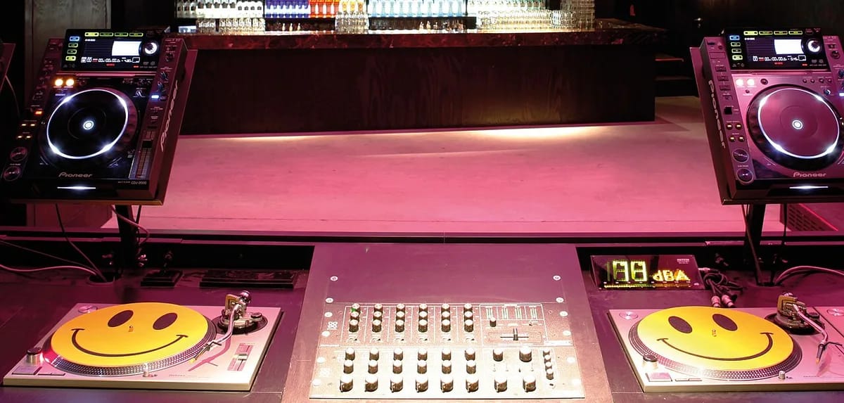 Platine vinyle vs contrôleur numérique : quel matériel DJ louer ?