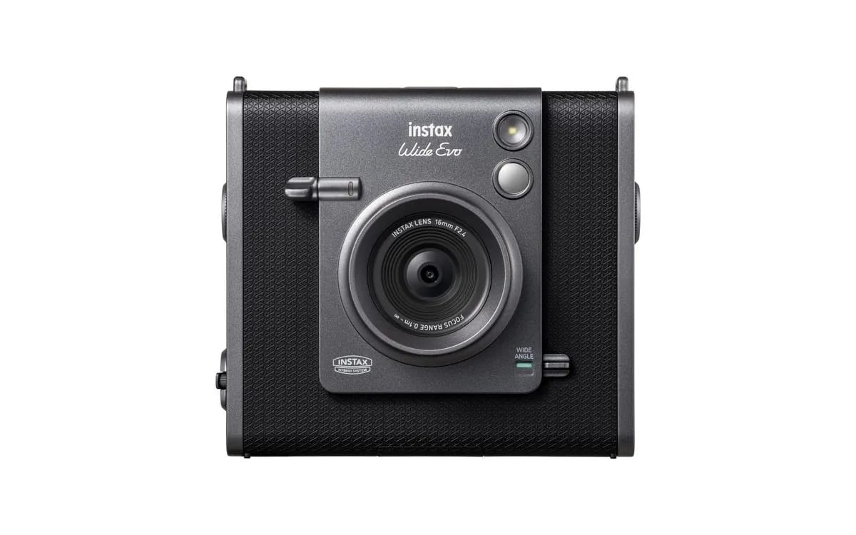 Appareil photo instantané Fujifilm instax WIDE Evo vu de face sur fond blanc